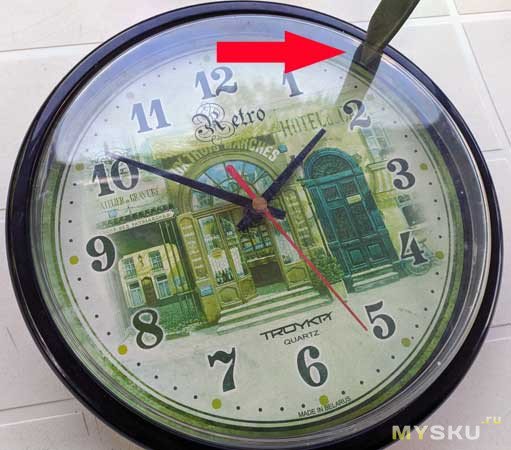 Часы отстают на 5 минут. Ремонт кварцевых настенных часов. Настенные часы отстают с новой батарейкой что делать. Колхоз тюнинг настенных кварцевых часов mysku. Почему настенные часы отстают батарейка новая.
